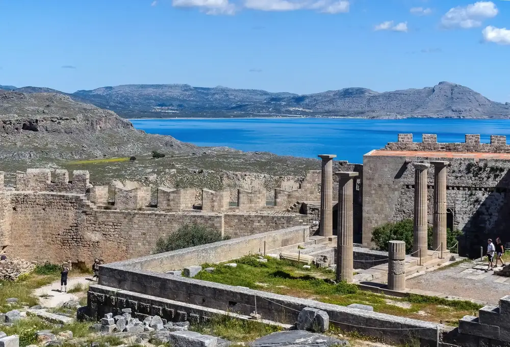 Η αρχαία ακρόπολη της Λίνδου: δωρικές κολόνες και πέτρινα τείχη πάνω από το Αιγαίο.
