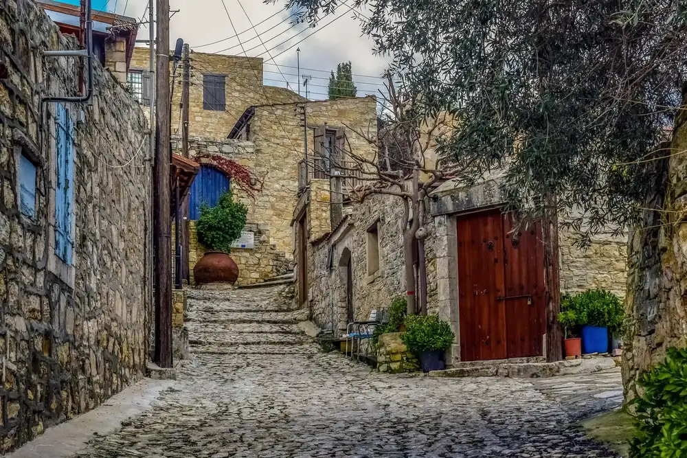Στενό πλακόστρωτο σοκάκι μέσα από παραδοσιακό κυπριακό πέτρινο χωριό.